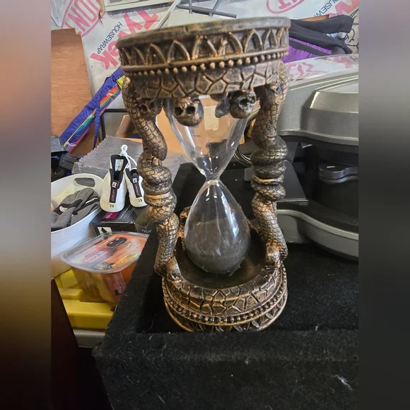 This is a gothic-style hourglass with a snake-shaped Skull Details - Picture 1 of 2